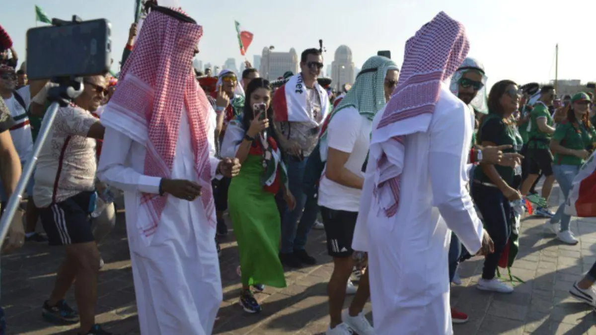 Arabes bailaron payaso de rodeo con la aficion mexicana en qatar